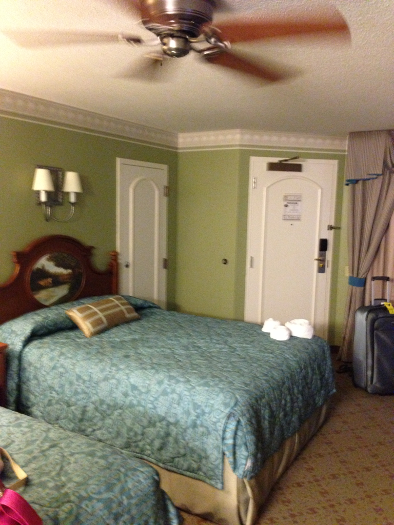 [DisneyWedPolyHotel8.png]