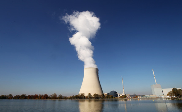 The Nuclear Power Plant 'Isar 2' (L) and 'Isar 1' are pictured next to the river Isar on 12 October 2010 in Essenbach near Landshut, Germany. Photo: Alexandra Beier / Getty Images Europe