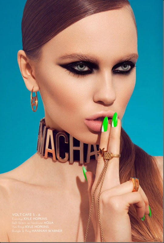 Красота-BEAUTY ,девушка модель,красивые ногти,зелёного цвета ногти,макияж для глазаз выполнен чёрной подводкой,ожерелье на шеее,