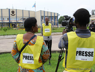 Des dossards de presse distribués le 24/11/2011 au commissariat général de la PNC à Kinshasa par  Journaliste en danger (JED). Radio Okapi/ Ph. John Bompengo