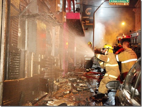 Incêndio deixa mortos em boate de Santa Maria (Foto: Germano Roratto/Agência RBS)