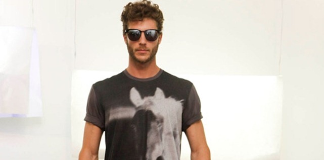 Alexandre Herchcovtch lança coleção verão 2013 em parceria com marca de surfwear Alexandre Herchcovtch lança coleção verão 2013 em parceria com marca de surfwear