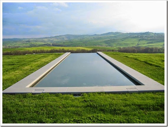 infinity-pool-in-the-hills-of-tuscany-italy