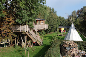 Pipowagen, boomhut en tipi