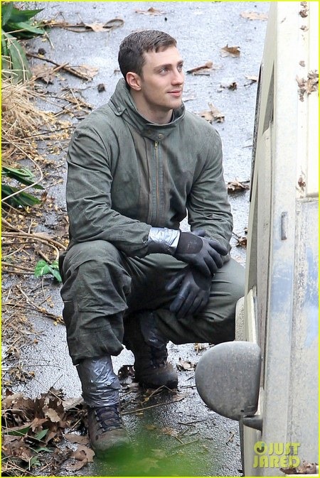 Godzilla Set Photos Reveal First Look at Bryan Cranston and Aaron Taylor-Johnson 07