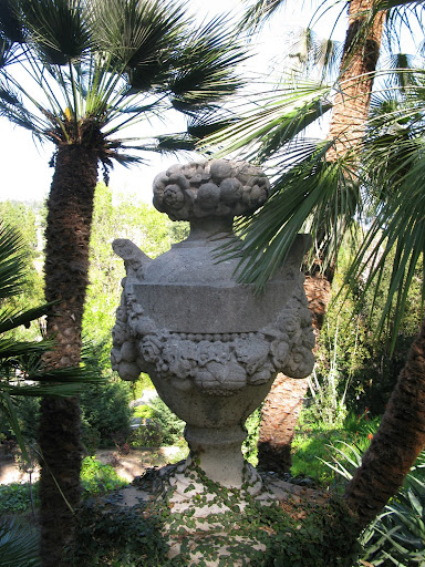Another urn I love.
