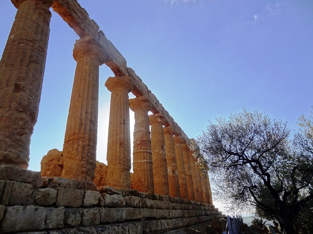 [a-valley%2520of%2520temples%25202%255B3%255D.jpg]