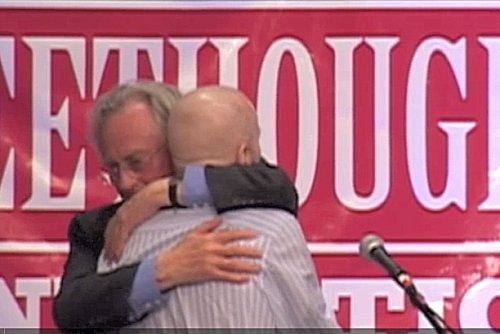 Dawkins abrazando a Hitchens