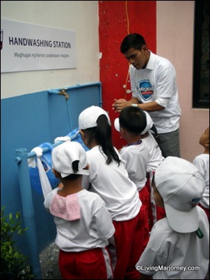 Led by Tonipet children from Sitio Una showed us the proper handwashing technique with soap