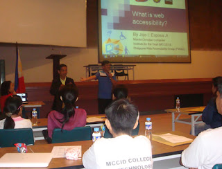 Sir Jojo gives his lecture on web accessibility.