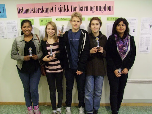 Oslomester i klasse C: Lars Oskar Hauge, omgitt av Jarani Suntharalingam, Maud Rødsmoen, Samuel Riiser og Kimiya Sajjadi. (Foto: H.O. Riiser)