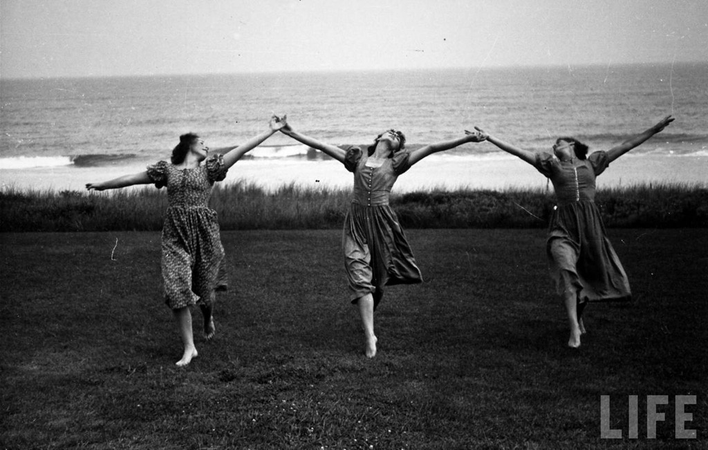 [three%2520ladies%2520dancing%255B4%255D.jpg]