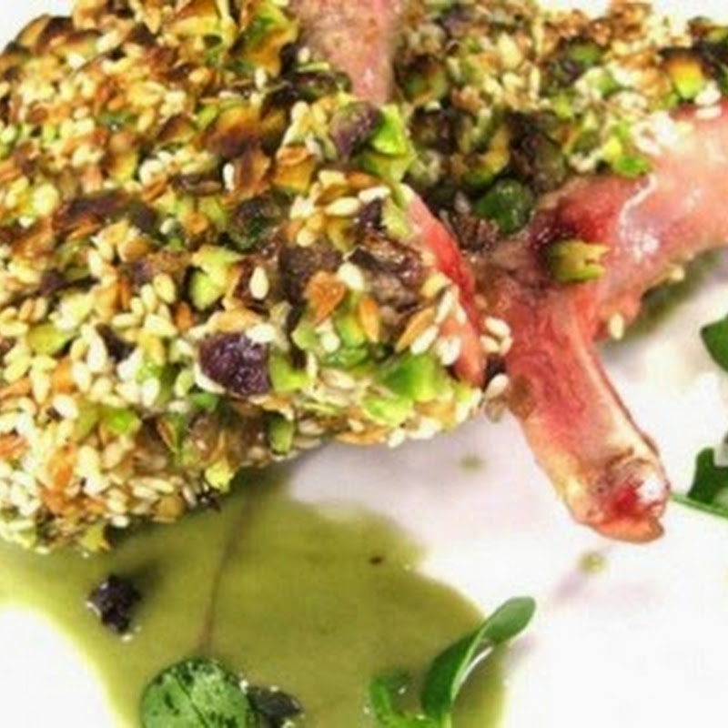Costolette di agnello con semi di sesamo e salsa ai pistacchi di Bronte.