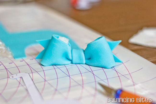 [How%2520to%2520make%2520a%2520fondant%2520or%2520gum%2520paste%2520bow%2520by%2520Balancing%2520Bites%2520%252819%2520of%252023%2529%255B3%255D.jpg]