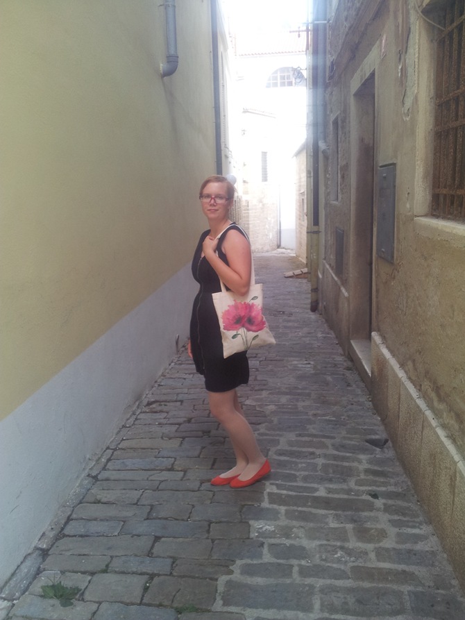 20130820_181410 Nina wearing 3 Ptice hand painted poppy tote