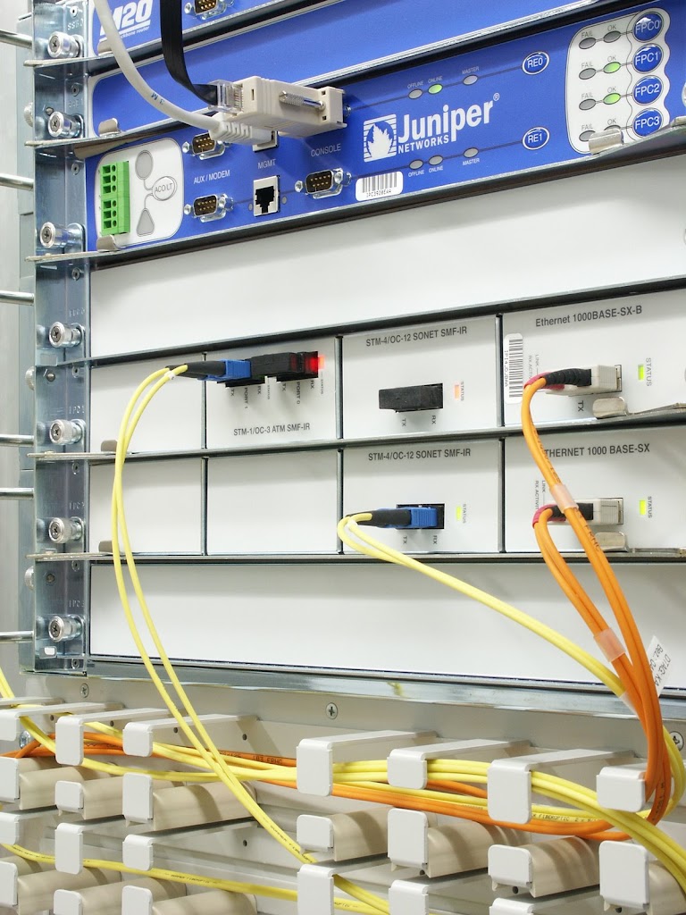 Juniper_M20_Router_2.jpg