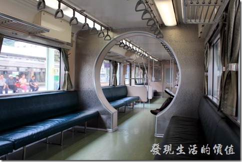 平溪線的火車車廂真的很特別，我記得我以前念大學的時候坐過一次，當時就覺得它的中間有個圓形的拱門非常的特別，可以稍微隔開旅客，有別於台鐵一般的火車車廂。
