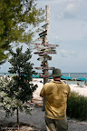 Siden dette er ytterst på Key West må man selvsagt ha et veiskilt til ulike mer eller mindre relevante plasser.