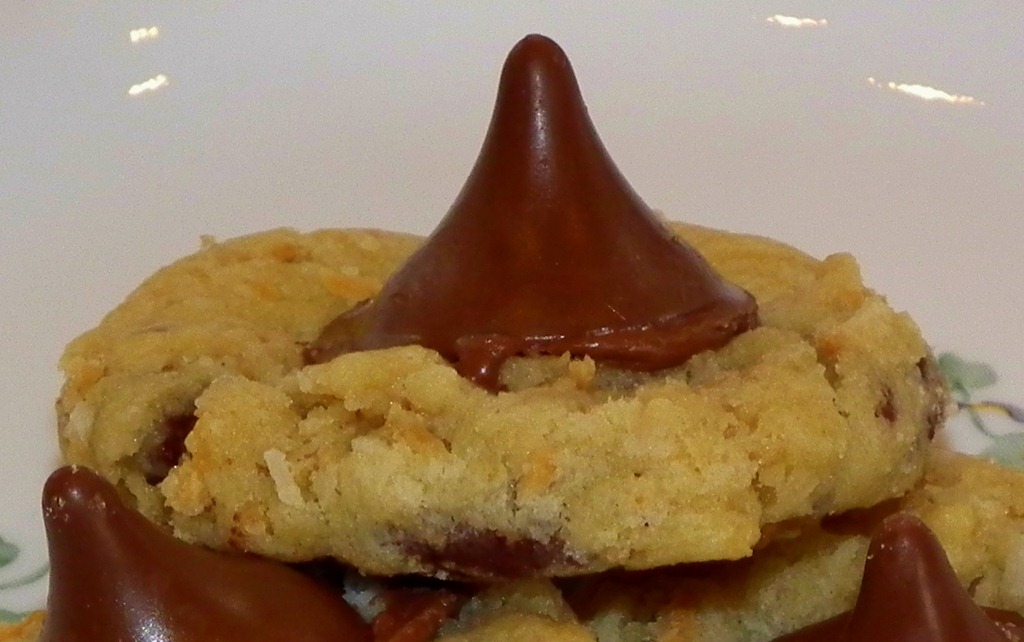 [Coconut%2520Creme%2520Kisses%2520Chocolate%2520Chip%2520Cookies%255B4%255D.jpg]
