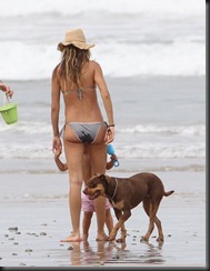 450865172_Gisele_Buendchen_Bikini_Candids_on_the_Beach_in_Costa_Rica_July_23_2012_04_123_99lo