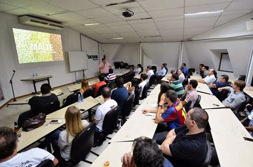 Sete palestras e dois debates ocorrem durante o Festival Brasileiro da Cerveja em Blumenau