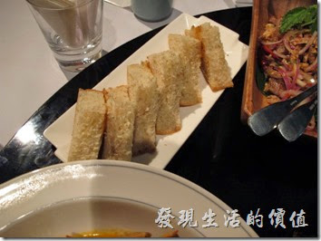台北-香米泰國料理。咖哩草蝦8隻。這蝦子的照片拍得模糊，所以把它縮小了，草蝦吃起來並沒有什麼特別，但是一旁切成三角形的麵包沾蝦醬真的超對味。有機會建議你可以試看看。
