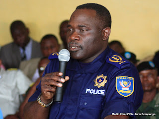 Le général John numbi de la Police Nationale Congolaise répond aux questions des juges militaires ce 27/01/2011 à la prison centrale de makala à Kinshasa, lors du procès chebeya. Radio Okapi / Ph. John Bompengo