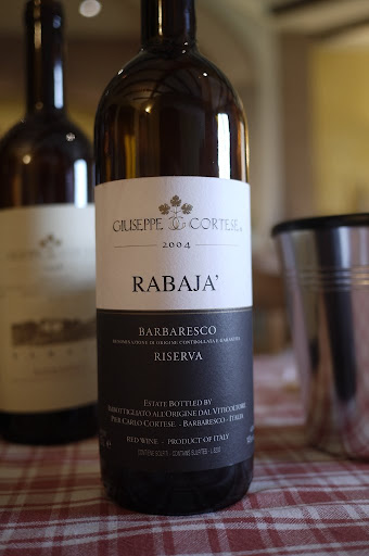 Barbaresco Rabaja riserva 04producer: Giuseppe Cortese葡萄：Nebbiolo產區：Barbaresco DOCG Rabajaterroir: 該款只在好年份生產故非每年皆有，若生產平均年產量6000瓶。生產時先與一般Rabaja分開發酵作業，若釀造感覺不夠好即混回一般Rabaja的酒槽。於小型法國橡木桶與大型斯絡維尼雅木桶中陳放長達30個月的時間，最後再瓶中陳放3年之久才可上市。試飲：果然複雜度相差頗大，說明Riserva等級04年等若是剛出廠的年幼狀態，可同時混合不同肉高湯與繁花香氣的層次感就是與一般Rabaja差距相當大！接續轉橘系果醬味，那是種漂亮的酸度與甜香同時綁做一起的美好滋味，又慢慢有著杏桃香與花系古龍水味道等。但當然其年輕的感覺讓這些味道以種跳躍感呈現，可想像陳年後更加沉穩會有更棒的滋味！