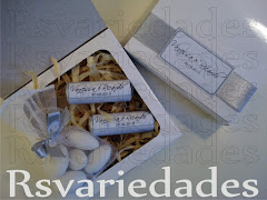 Caixa especial 2 
    : R$ 2,70 unid vazia (min. 20 unids). 
    : R$ 7,00 unid (min. 12 unids). 
    : Medidas - 12x12x3,5 cm 
    : Conteúdo - 2 balinhas personalizadas, saquinho contendo 5 amêndoas.