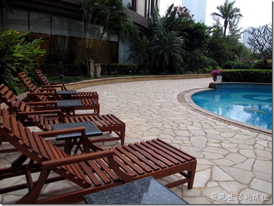 惠州-康帝國際酒店。飯店內有個漂亮的泳池，泳池的地步有棕櫚樹及鯨魚的拼花，可惜沒能看到美女游泳。