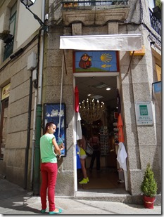 Une des façades des commerces, avec un dessin de pèlerin franchement meugnon