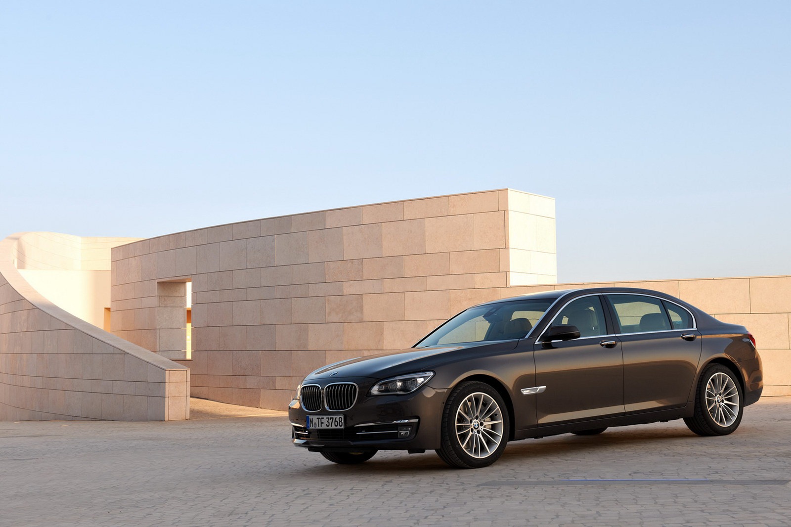 2013-BMW-7-Series-FL22[2].jpg