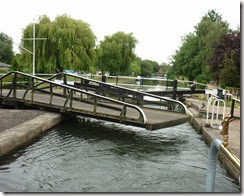 4 closing swing bridge over stanstead lock