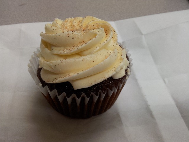 [Giner%2520Cupcake%2520w%2520Vanilla%2520Buttercream%255B3%255D.jpg]
