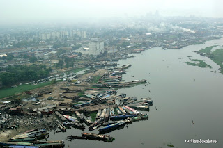 Vue aérienne des balénières au Beach de Kinshasa, 2005.