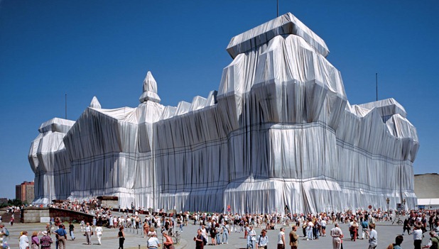 Christo and Jeanne-Claude: Wrapped Reichstag, Berlin 1971-95
Photo: Wolfgang Volz. ©1995 Christo + Wolfgang Volz

