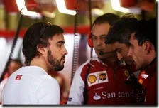Fernando Alonso con i tecnici Ferrari