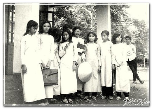 Nhóm nữ sinh trường THPT Buôn Mê Thuột chụp hình lưu niệm sau lễ khai giảng.