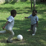 Wilner and Estefani race for the ball.