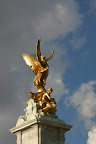 Statue outside Buckingham Palace