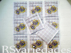 Sachê de chá
    : R$1,50 unid (min.40 unids).
    : Cento= R$135,00.
    : Sabores camomila, erva-cidreira ou chá preto.
    : Pode-se optar na escolha de mais de um sabor (min. 20 unids por sabor).
    : Personalização feita através de etiqueta personalizada e não por impressão na embalagem. O sachê já vem com o saquinho dentro.
    : Criamos uma etiqueta personalizada que colamos por cima de um sachê comum que encontramos no supermercado do tipo que já vem lacradinho na lateral.
    : Assim o conteúdo fica preservado.
