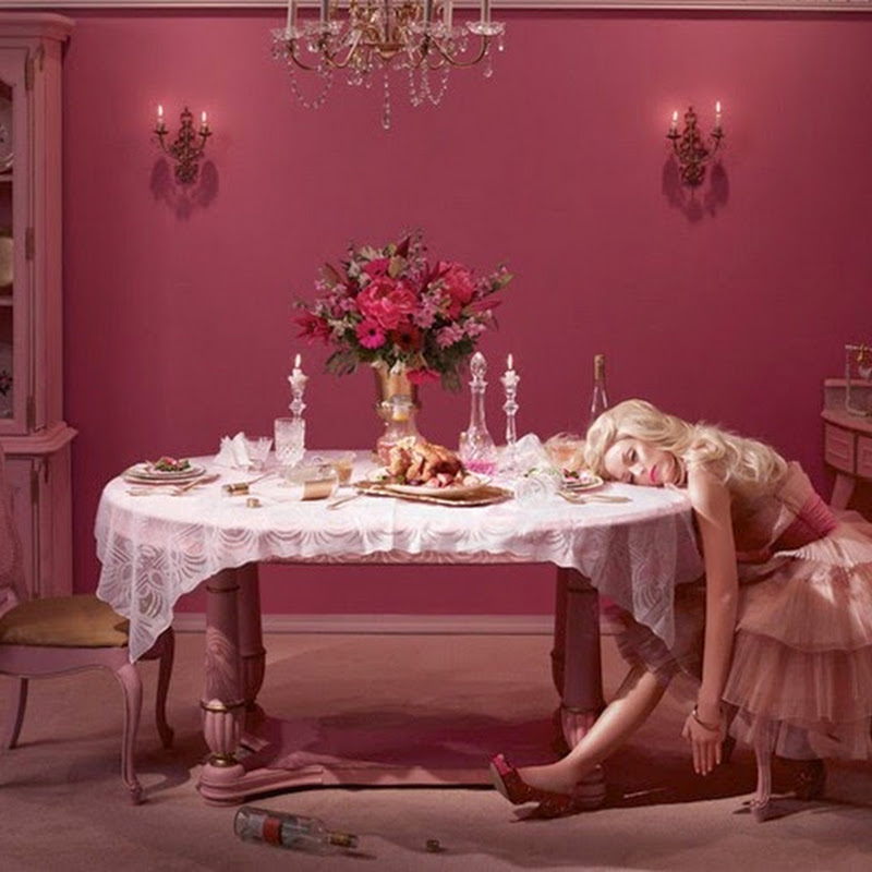 In The Dollhouse la fotografa Dina Goldstein racconta la vita ultra-patinata e triste di una Barbie infelice e sola.