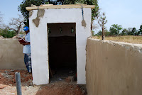 Het buitentoilet in aanbouw