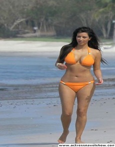 kim-kardashianspicy Bikini -in-beach-hot-images (2)