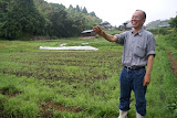 徳永さんによる、塾生が作付けする田んぼの説明