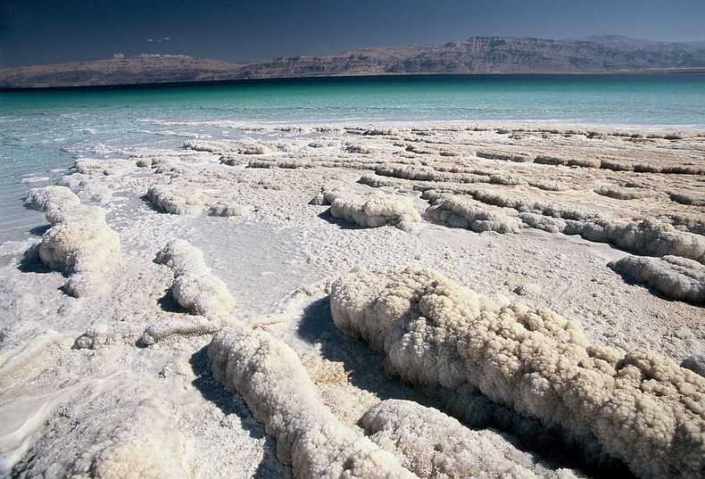 ظهور تشكيلات ملحية غريبة جداً في البحر الميت Dead-sea-salt-crystals-15%25255B2%25255D