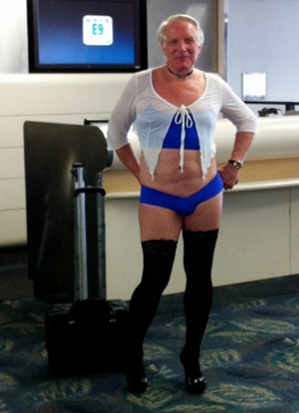 um-passageiro-teve-permissao-para-embarcar-vestindo-meias-femininas-e-salto-alto-em-um-voo-da-us-airways-no-aeroporto-internacional-de-san-francisco-1308767824012_300x420