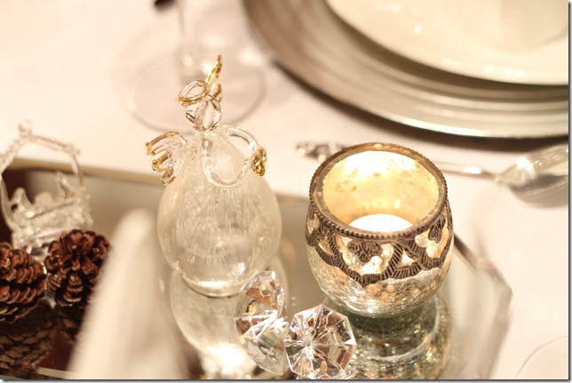 hvitt bord pyntet med sølv, kongler, diamanter og snø  IMG_0755