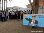 Les partisans d’Etienne Tshisekedi, devant le siège de l’UDPS à Kinshasa. Radio Okapi/ Ph. John Bompengo