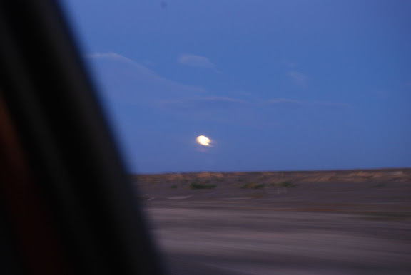 Hami - Pleine lune sur paysage désert